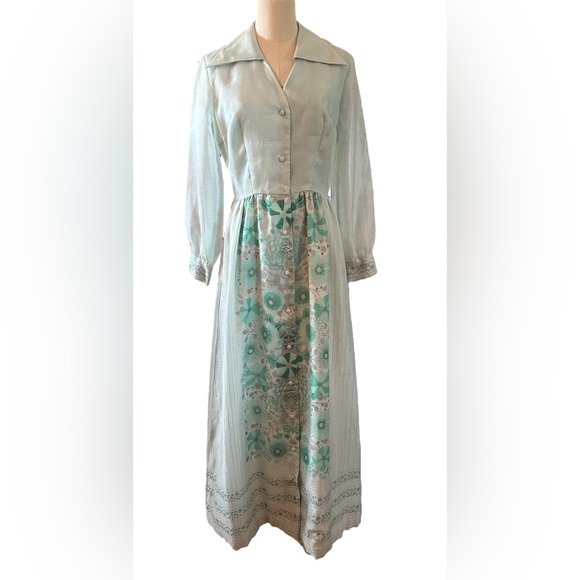 1970s Alfred Shaheen hostess dress with dagger collar. - Picture 9 of 13